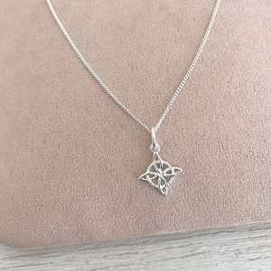 Cadena de Eslabones con Dije de Nudo de Bruja
