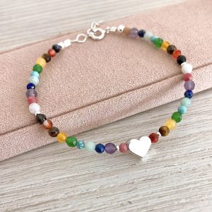 Pulsera de Piedras Naturales con Dije de Corazón